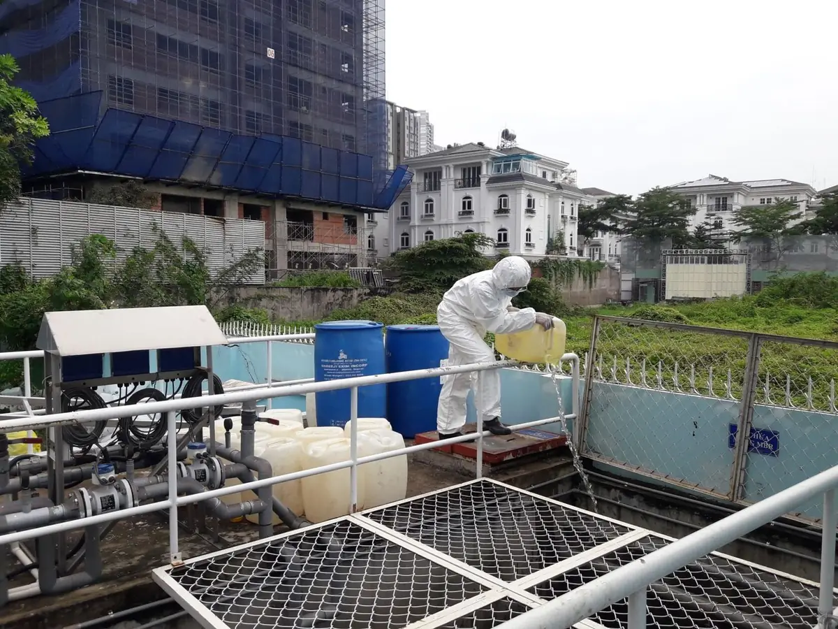 Kỹ thuật viên NTS châm hóa chất tại trạm xử lý nước thải