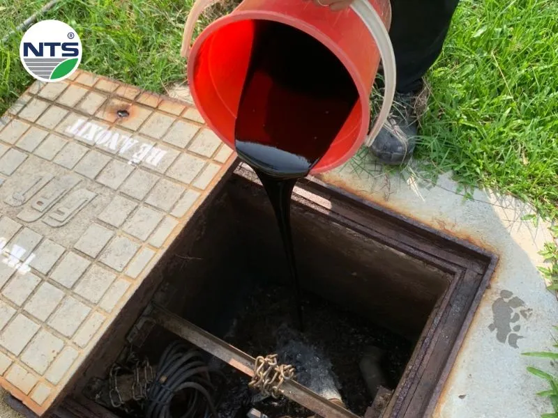 Hình ảnh nhân viên vận hành đang bỗ sung chất hữu cơ cho bể Anoxic