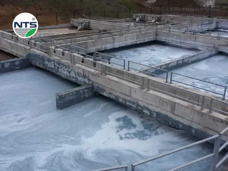 Hình ảnh bể xử lý nước thải đang hoạt động, cần đo chỉ số mlss để biết rõ tình trạng vi sinh