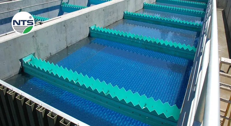 Công tác lắp đặt giàn khung đỡ và tấm lamen khi cải tạo bể lắng đứng