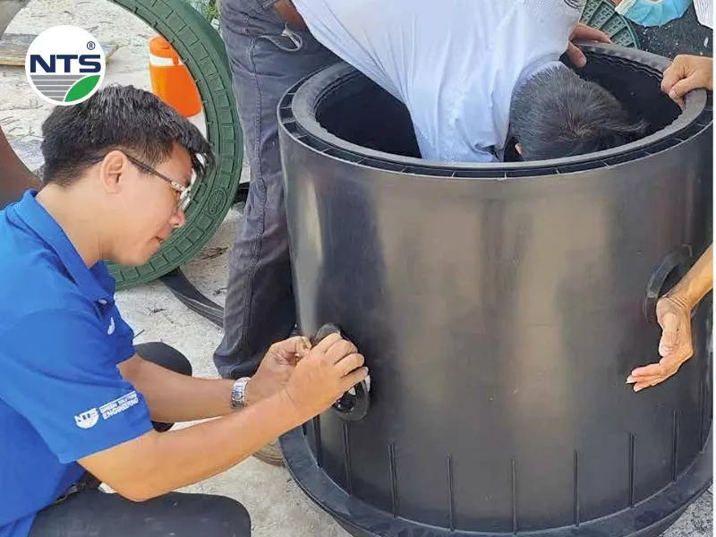 Đội ngũ NTS lắp đặt hệ thống thu gom nước mưa cho khách hàng