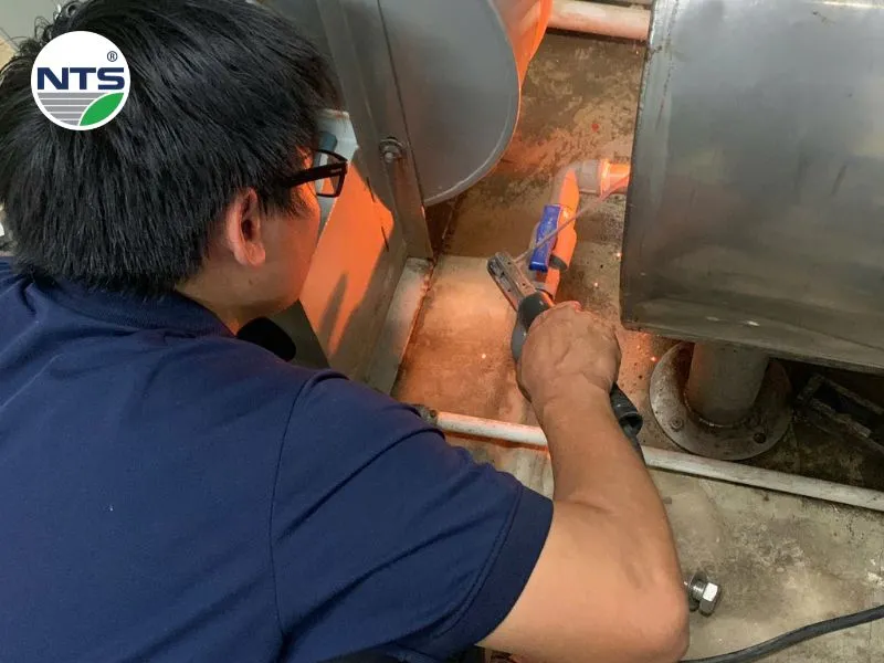 Nhân sự NTS tiến hành sửa chửa hệ thống sửa chữa hệ thống xử lý nước thải