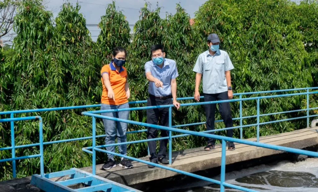 Hình ảnh nhân sự NTS đang vận hành hệ thống nước thải