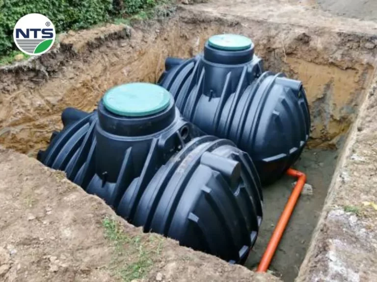 Hình ảnh thiết bị thu gom và lưu trữ nước đang được lắp đặt âm dưới đất