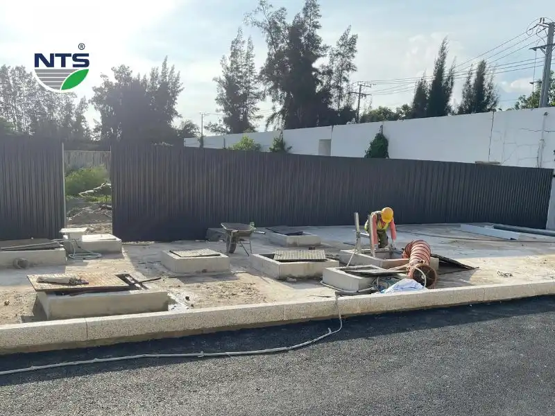 Hình ảnh nhân viên thi công đang tiến hành lắp đặt hệ thống xử lý nước thải sinh hoạt Sanctuary Hồ Tràm